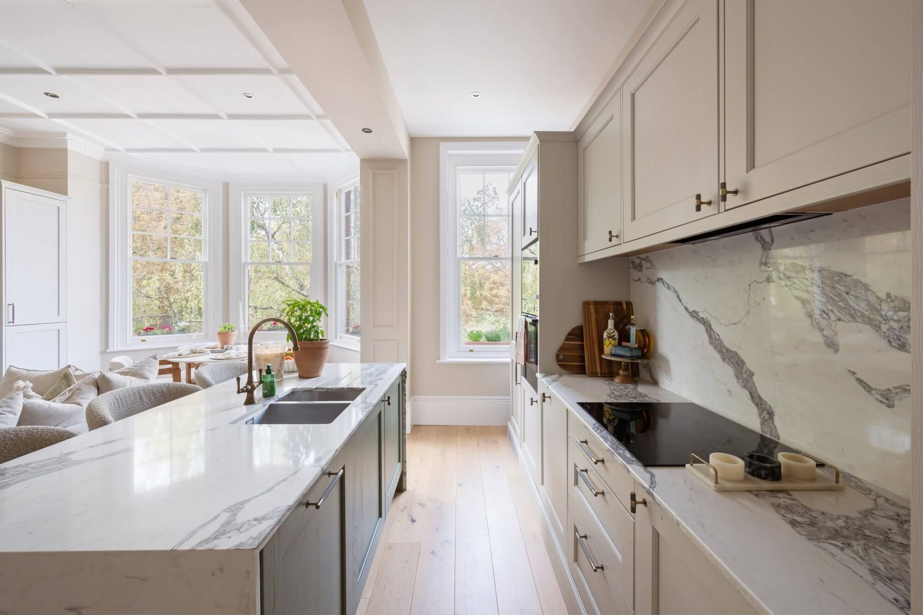 Kitchen island and hob with marble splashback